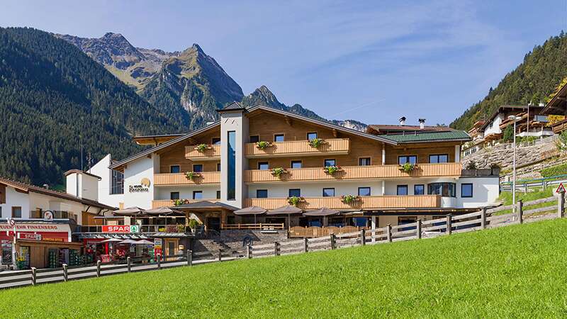 Urlaub im 3-Sterne Hotel Panorama in Finkenberg. Idealer Ausgangspunkt für Ihren Winter & Sommerurlaub in der Tiroler Berglandschaft.