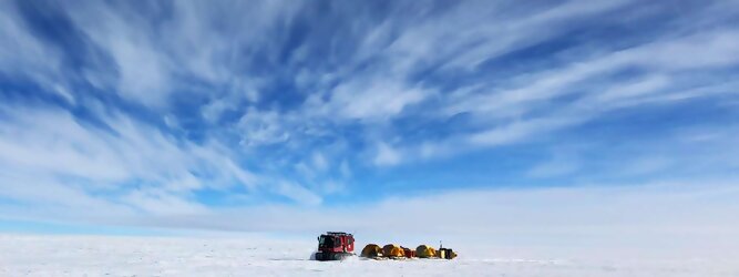 Trip Mietwagen beliebtes Urlaubsziel – Antarktis - Null Bewohner, Millionen Pinguine und feste Dimensionen. Am südlichen Ende der Erde, wo die Sonne nur zwischen Frühjahr und Herbst über dem Horizont aufgeht, liegt der 7. Kontinent, die Antarktis. Riesig, bis auf ein paar Forscher unbewohnt und ohne offiziellen Besitzer. Eine Welt, die überrascht, bevor Sie sie sehen. Deshalb ist ein Besuch definitiv etwas für die Schatzkiste der Erinnerung und allein die Ausmaße dieser Destination sind eine Sache für sich. Du trittst aus deinem gemütlichen Hotelzimmer und es begrüßt dich die warme italienische Sonne. Du blickst auf den atemberaubenden Gardasee, der in zahlreichen Blautönen schimmert - von tiefem Dunkelblau bis zu funkelndem Türkis. Majestätische Berge umgeben dich, während die Brise sanft deine Haut streichelt und der Duft von blühenden Zitronenbäumen deine Nase kitzelt. Du schlenderst die malerischen, engen Gassen entlang, vorbei an farbenfrohen, blumengeschmückten Häusern. Vereinzelt unterbricht das fröhliche Lachen der Einheimischen die friedvolle Stille. Du fühlst dich wie in einem Traum, der nicht enden will. Jeder Schritt führt dich zu neuen Entdeckungen und Abenteuern. Du probierst die köstliche italienische Küche mit ihren frischen Zutaten und verführerischen Aromen. Die Sonne geht langsam unter und taucht den Himmel in ein leuchtendes Orange-rot - ein spektakulärer Anblick.
